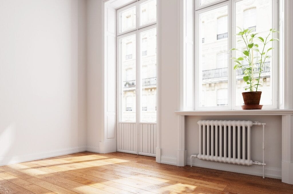 Heller Raum in Altbauwohnung mit Balkon und Parkett