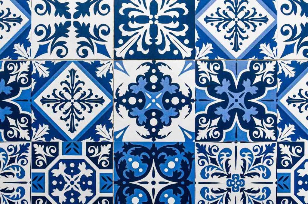 Blaues und weißes Peranakan-Fliesenmosaik