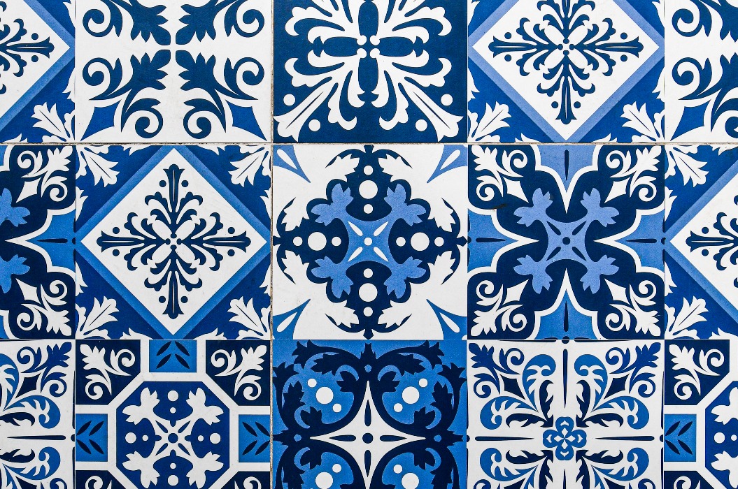 Blaues und weißes Peranakan-Fliesenmosaik