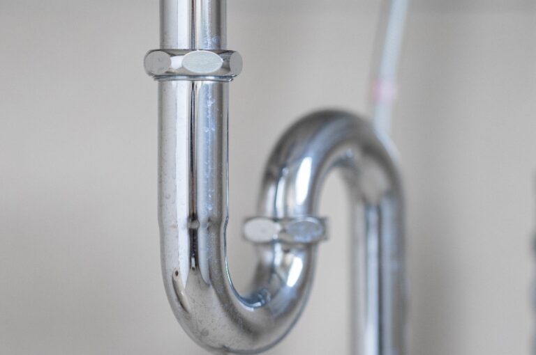 Abflussrohre unter den Waschräumen.