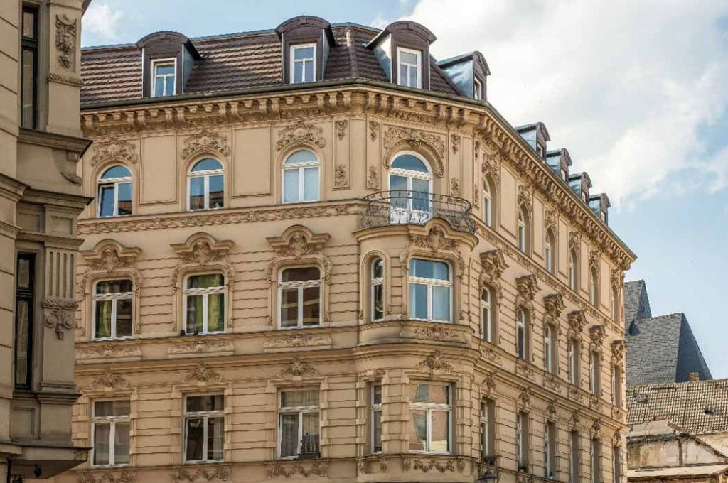 Elegantes historisches Wohnhaus in Beige mit Erkern und kunstvoll verzierten Fassaden