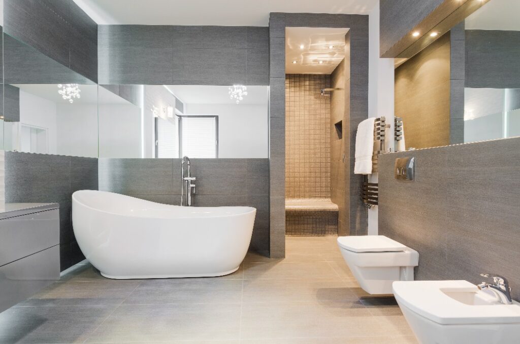 Freistehende Badewanne in einem modernen Badezimmer