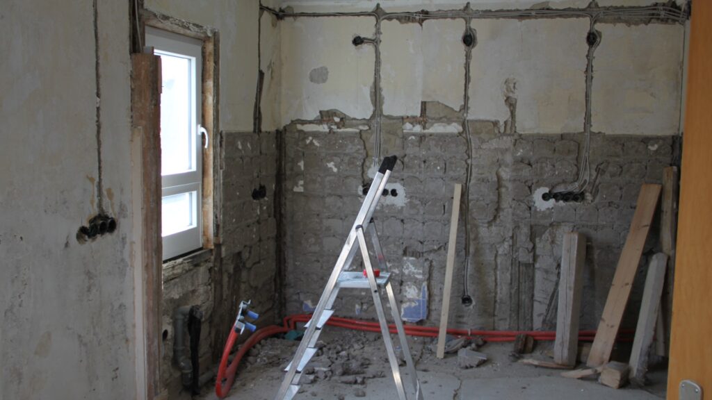 Neue Elektrik und Wasseranschlüsse verlegen im Altbau