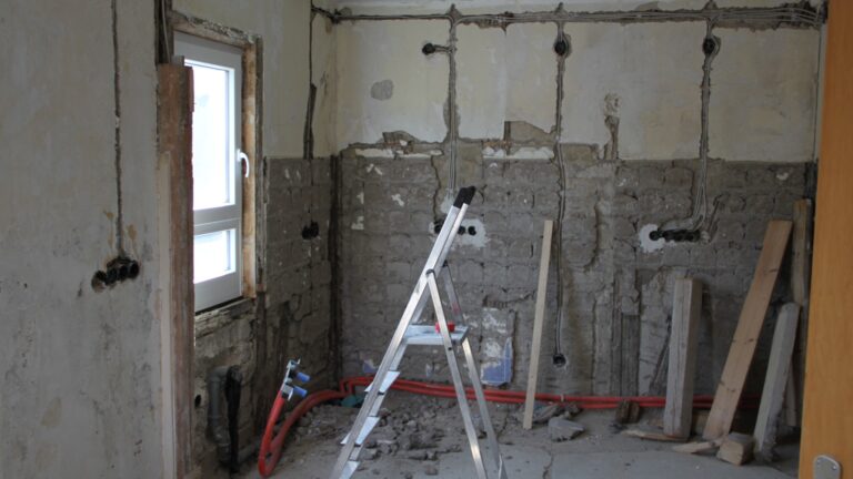 Neue Elektrik und Wasseranschlüsse verlegen im Altbau